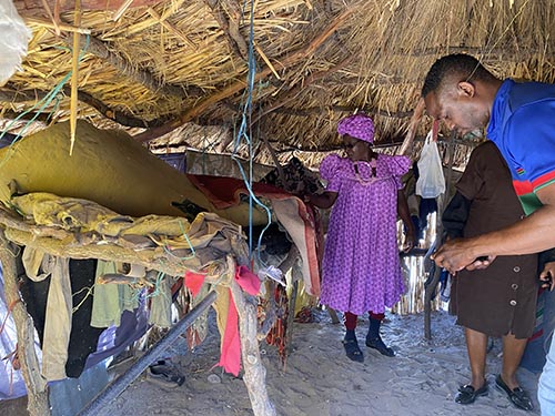 14 grandchildren Yamwe yomaatekulu 14 ye li moluhepo lwamemememe anuwa ohaya piti aatango kosikola