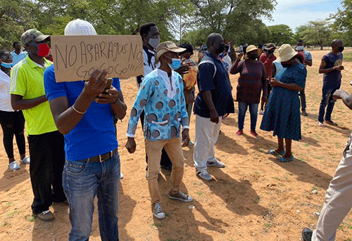 asparagus Farmers demonstrate against asparagus, weather station
