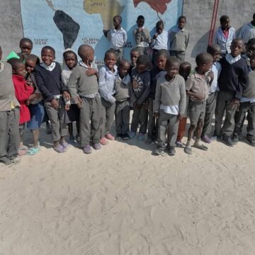 barefoot Aalongwa taya hiti osikola oompadhi dhowala