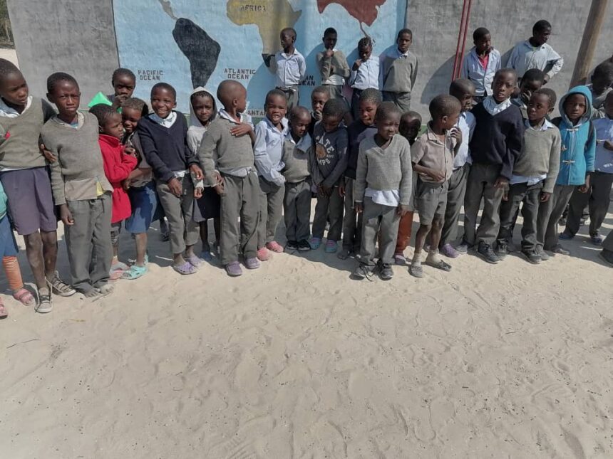 barefoot Aalongwa taya hiti osikola oompadhi dhowala