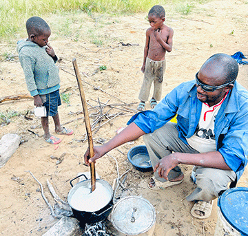 blind man 3 Sightless father raises two sons
