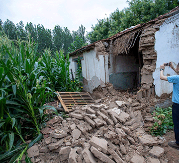 Buildings collapse as 5.4 quake hits east China