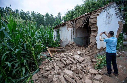 china Buildings collapse as 5.4 quake hits east China