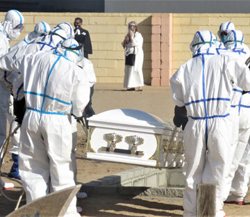 covid burials Aantu ya sa koCovi-19 nayo otaya fumbikwa ngaashi sha kala