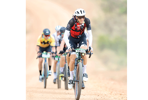 dash Looser dashes to seventh title … as van Ryhn win women’s title