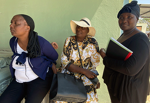 dogs Ofamili yomulumenhu a dipawa keembwa otai nane nonhatu