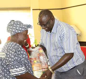 food Moses /Garoëb elders grateful for food donation