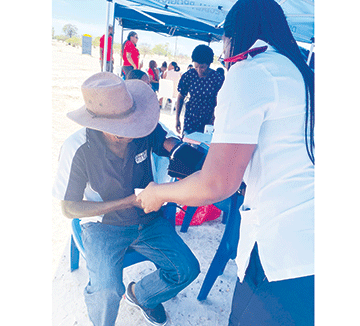 over 200 000 people living with hiv 200 000 Xa a !nāsa khoen ge HIV/AIDSa ūhâ