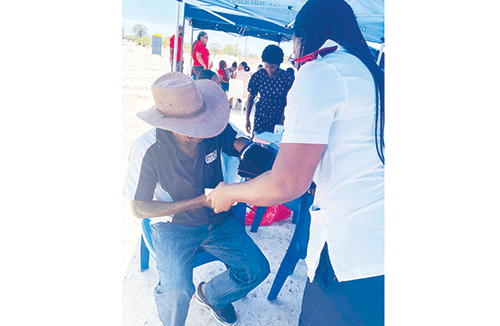 over 200 000 people living with hiv 200 000 Xa a !nāsa khoen ge HIV/AIDSa ūhâ