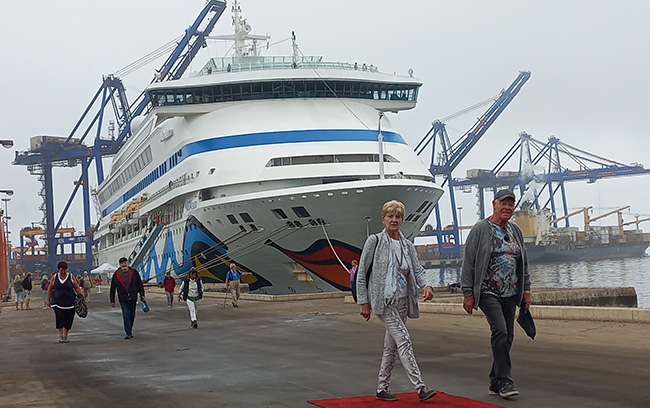 passenger 1 Coast awaits 20 000 cruise liner tourists