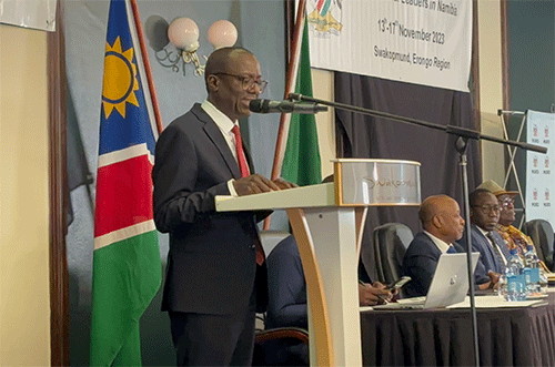 queen Elongitho lyiitya ‘Queen’ nenge ‘King’ kashi li pakotampango: Uutoni