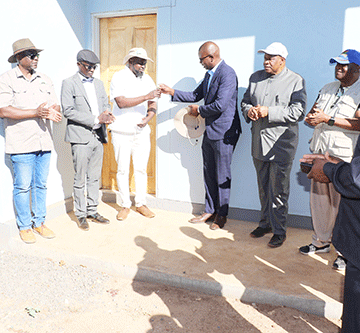 ra donates three houses to impalila Daogu ǂGaeǂguis ge !nona omde Impalilasa ge ǀkhae