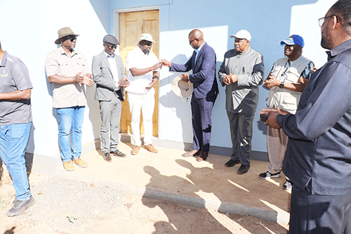 ra donates three houses to impalila Daogu ǂGaeǂguis ge !nona omde Impalilasa ge ǀkhae