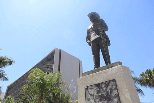 statue1 Von François statue to fall