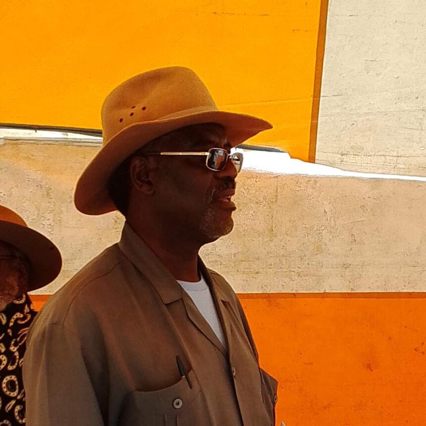 suspended Mwene womukunda waKambebe a wedelwa ko eemwedi mbali pedu