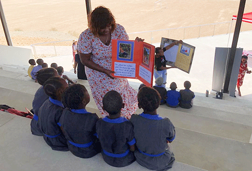 unam 5 Students take Big Books to school
