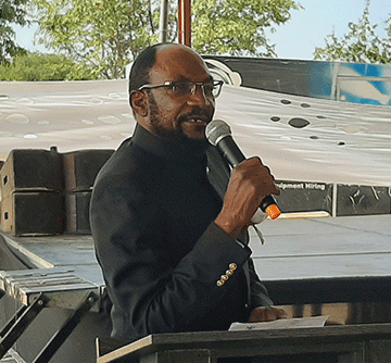 usko Nghaamwa blesses northern schools