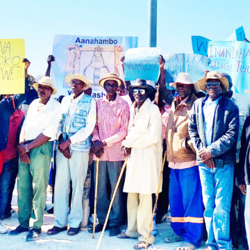 Elderly Ovakulupe va lemanekwa nokukwatwa po molwoixuna yedu mOndonga