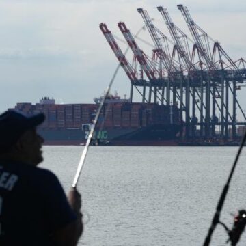 Docks US dockworkers strike after labour contract expires