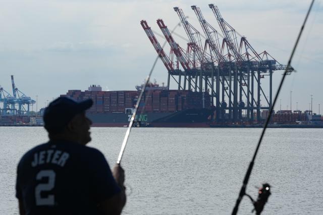 Docks US dockworkers strike after labour contract expires